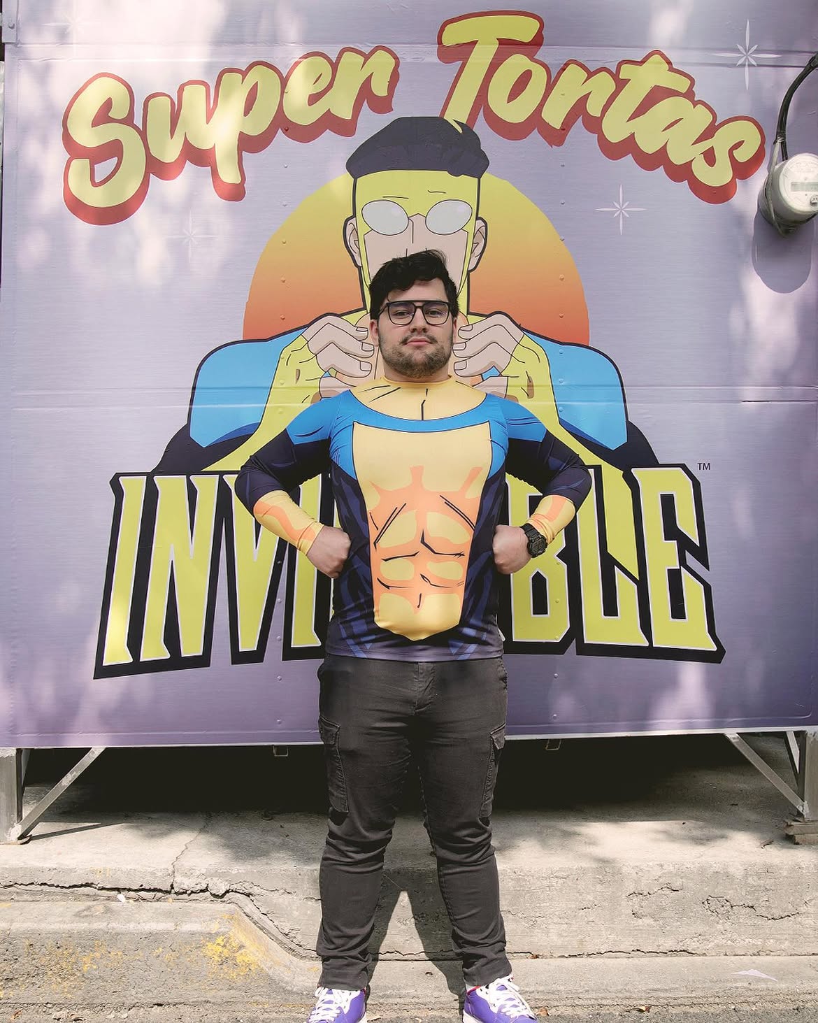 Fan dressed in Invincible costume